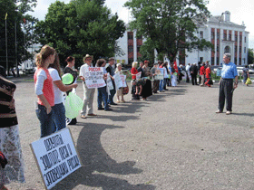 Экологический митинг в Майкопе. Фото: "Экологическая вахта по Северному Кавказу" Экологический митинг в Майкопе. Фото: "Экологическая вахта по Северному Кавказу"