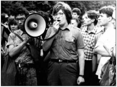 Андрей Исаев. Активист конфедерации анархо-синдикалистов (КАС). Фото в журнале "Юность" 1990 год Андрей Исаев. Активист конфедерации анархо-синдикалистов (КАС). Фото в журнале "Юность" 1990 год