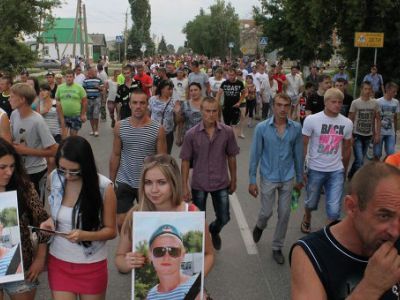 Пугачевцы идут на перекрытие трассы. Фото с сайта РИА.Ru