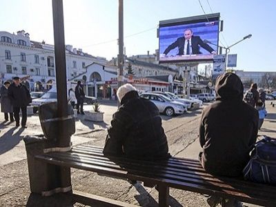 Севастополь слушает пресс-конференцию Путина, 17.12.15. Фото Reuters, источник - www.rbc.ru